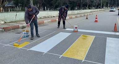 Bigadiç Belediyesi, Trafik Güvenliği İçin Yaya Geçidi Boyama Çalışmalarına Devam Ediyor