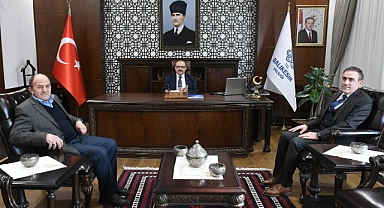 Burhaniye Kaymakamı İlyas Memiş ve Bayburt Ortaçimağıl Köyü Muhtarı Cemil Memiş, Vali İsmail Ustaoğlu'nu Ziyaret Etti