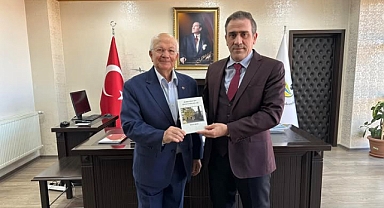 Burhaniye Kaymakamı İlyas Memiş, Yücel Aras’ın “Burhaniye’nin Manevi Mimarları” Kitabını Kabul Etti