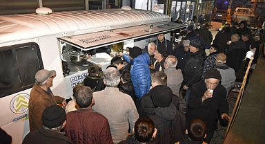 Dursunbey Belediyesi, Berat Kandili’nde Hemşehrilerine Sıcak Salep İkramında Bulundu