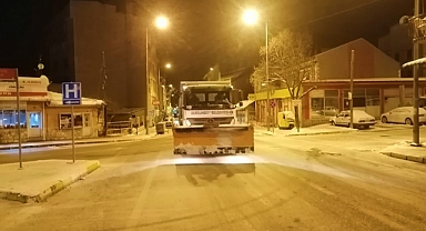Dursunbey Belediyesi, Kar ve Buzla Mücadele Çalışmalarını 7/24 Sürdürüyor