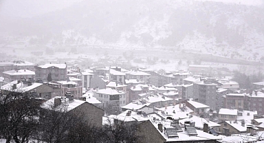 Dursunbey Beyaza Büründü: Kar Yağışı İlçeye Kartpostallık Görüntüler Sundu