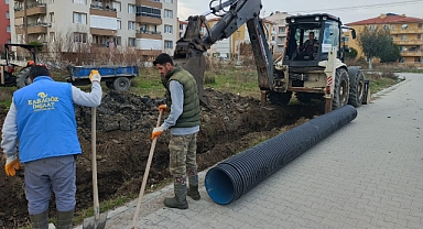 Edremit Belediyesi, Altınkum Mahallesi Sahil Caddesi'nde Yağmursuyu Hattı Döşeme Çalışmalarına Devam Ediyor