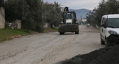 Edremit Belediyesi, Altınoluk Mahallesi'ndeki Yol Çalışmalarına Hız Verdi