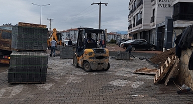 Edremit Belediyesi, Atatürk Mahallesi Kalkım Caddesi'nde Kaldırım Yapım ve Düzenleme Çalışmalarına Devam Ediyor