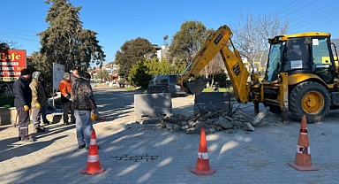 Edremit Belediyesi, Güre Cumhuriyet Mahallesi’nde Yağmur Suyu Hattı Sorununa Anında Müdahale Etti