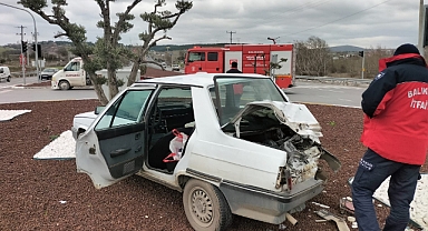 Edremit Naipli Kavşağında Çift Taraflı Trafik Kazası