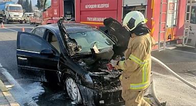 Edremit’te Öğretmenevi Kavşağında Araç Yangını