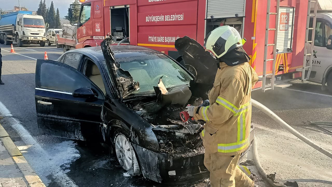 Edremit’te Öğretmenevi Kavşağında Araç Yangını