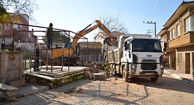 Gömeç Belediyesi, Karaağaç Meydanı'nda Kapsamlı Yenileme Çalışması Başlattı