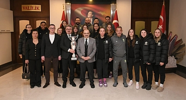 Gürespor Sporcuları ve Kulüp Başkanı Agah Ferhatoğlu, Vali İsmail Ustaoğlu’nu Ziyaret Etti