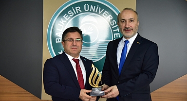 İlim Yayma Ödülleri Başkanı Prof. Dr. İdris Sarısoy, BAÜN Rektörü Prof. Dr. Yücel Oğurlu'yu Ziyaret Etti