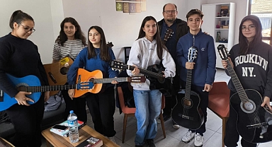 Sındırgı Belediyesi Sosyal Etkinlik Merkezi Müzik Atölyesi’nde Sanat Dolu Günler Devam Ediyor