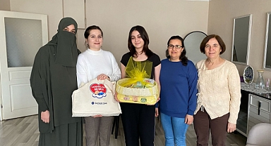 Sındırgı Belediyesi, Yeni Doğan Bebeklerin Ailelerini Ziyaret Ediyor