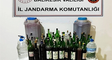 Sındırgı’da Kaçak Alkol Operasyonu: Yüzlerce Litre Sahte Şarap ve Etil Alkol Ele Geçirildi