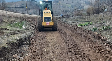 Sındırgı’da Kırsal Mahallelerde Yol Bakım Çalışmaları Sürüyor
