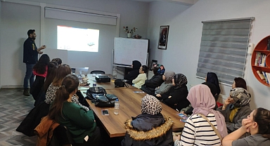 Susurluk’ta 150 Vatandaşa “Güvenli İnternet ve Siber Zorbalık” Semineri Verildi