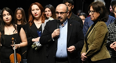 Vali İsmail Ustaoğlu, Ayvalık'ta Zeytin Çekirdekleri Orkestrası'nın Düzenlediği Barış Konseri'nde Öğrencilerle Buluştu