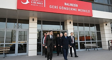Vali İsmail Ustaoğlu, Bandırma’daki Göç İdaresi Merkezlerinde İncelemelerde Bulundu