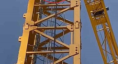 50 metrelik kule vinçte hayat kurtaran operasyon kamerada