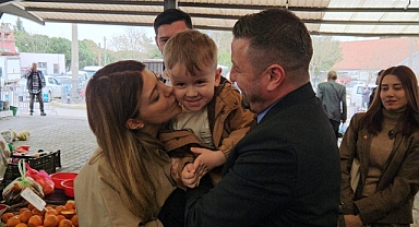 AK Parti Balıkesir İl Başkanı Mehmet Aydemir ve MKYK Üyesi Hilal Kalyoncu Koç’tan Altıeylül Salı Pazarı’na Ziyaret