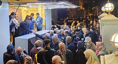 AK Parti’den Teravih Sonrası Süt İkramı: Gönüller Aynı Sofrada Buluştu