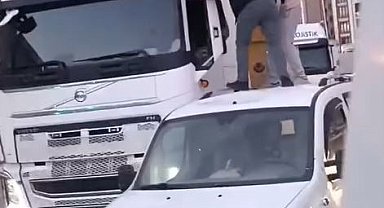 Aracın tavanına çıkıp tırcıyı darbettiler; o anlar kamerada
