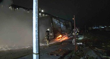 Arnavutköy'de 2 tır alev alev yandı