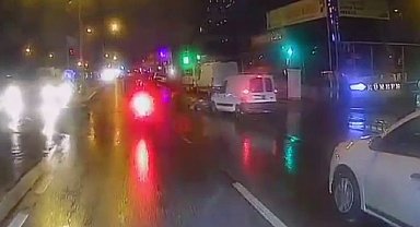 Ataşehir'de aracın 2 yayaya çarptığı an kamerada