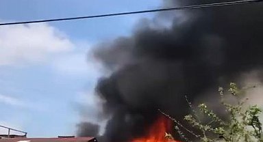 Avcılar'da 4 katlı binanın çatı katı alevlere teslim oldu