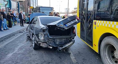 Avcılar'da otomobil önce İETT otobüsüne sonra bariyerlere çarptı: 2 yaralı