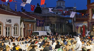 Ayvalık’ta Alibey Adası’nda Binlerce Kişi Ramazan Sofrasında Buluştu