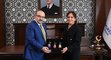 Ayvalıklı Zeytinyağı Üreticisi Bahar Alan, Dünya Birincisi Oldu ve Vali İsmail Ustaoğlu’nu Ziyaret Etti