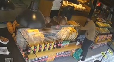 Bağış kumbarasını çalan şahıs kameraya yakalandı