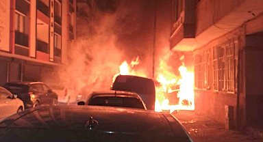 Bahçelievler'de 5 araç alev topuna döndü