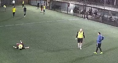 Bakırköy'de halı sahada maç oynadığı esnada fenalaşan genç hayatını kaybetti