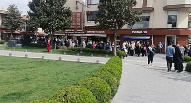 Balıkesir Çarşısı'nda Bayram İzdihamı: Vatandaşlar Erken Saatlerde Çarşıya Akın Ediyor