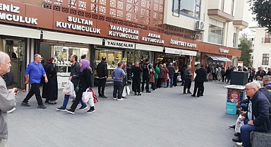 Balıkesir Çarşısında Türk Kahvesi Kuyruğu: Bayram Hazırlıkları Başladı