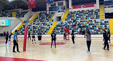 Balıkesir’de 8 Mart Dünya Kadınlar Günü Voleybol Turnuvası Devam Ediyor: Anneler Bu Kez Sahada