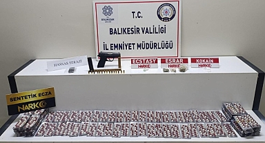 Edremit'te Çok Sayıda Uyuşturucu ve Silah Ele Geçirildi