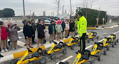 Balıkesir'de İlkokul Öğrencilerine Uygulamalı Trafik Eğitimi
