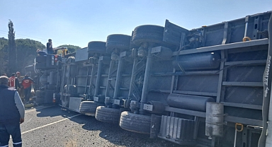 Balıkesir-Edremit Yolunda Kaza: Tır Yan Yattı