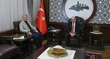 Balıkesir Milletvekili Mustafa Canbey, Vali İsmail Ustaoğlu’nu Ziyaret Etti