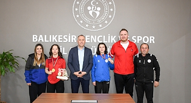 Balıkesirli Güreşçilerden Tarihi Başarı!