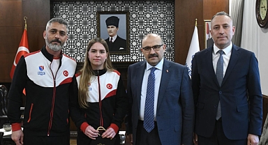 Balıkesirli Milli Eskrim Sporcusu Alara Atmaca, Yıldızlar Avrupa Şampiyonası'ndaki Başarısının Ardından Vali İsmail Ustaoğlu'nu Ziyaret Etti