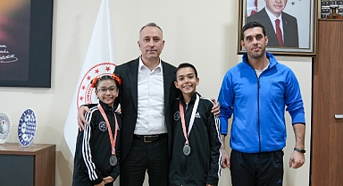 Balıkesirli Sporcular Ayaz Efe Can ve Cemre Destina Can, Türkiye İkincisi Oldu ve İl Müdürü Adem Özalp’i Ziyaret Etti