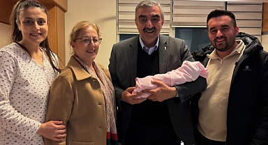 Balya Belediye Başkanı Orhan Gaga, Ailelerin Mutluluğunu Paylaşarak, Yeni Doğan Bebeklere Hoşgeldin Dedi