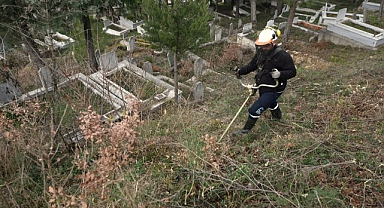 Balya Belediyesi, Ramazan Bayramı Öncesi Kabristanlıkta Temizlik ve Bakım Çalışmalarına Başladı