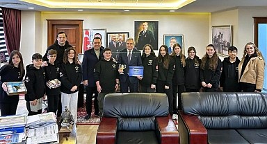 Bandırma Belediye Başkanı Dursun Mirza, Genç Bilim Kahramanlarını Ağırladı