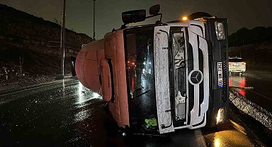 Başakşehir'de yola devrilen beton mikserine arkadan gelen araç çarptı: 1 yaralı